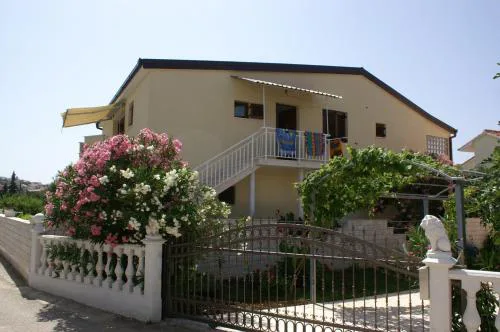 Apartments with parking space Rogoznica - 4218