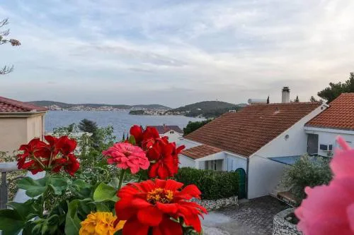 KN House with two apartments near sea
