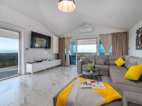 Luminous Infinity Villa with Pool and Gym - Six Bedroom Villa with Pool