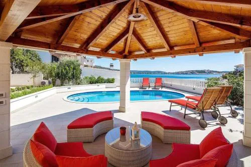 Luxuriöses Ferienhaus Mit Pool Direkt Am Meer