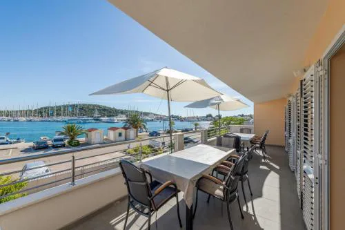 Seafront apartments Marija with terrace and mooring