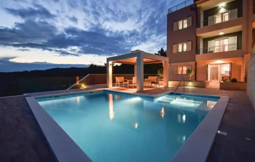 Stunning Apartment In Rogoznica