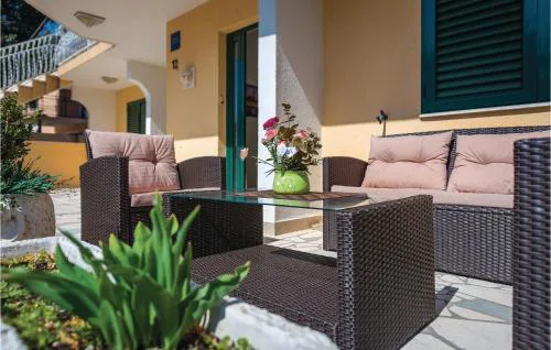 Three-Bedroom Apartment In Rogoznica
