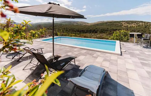 2 Bedroom Awesome Home In Sibenik