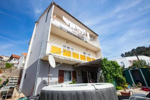 Apartments with parking spaces Sibenik - 22886