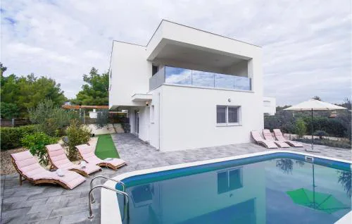 Cld688, Villa Vlahov I
