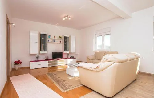 Four-Bedroom Apartment In Sibenik