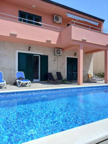 Holiday House Fantasy With Pool