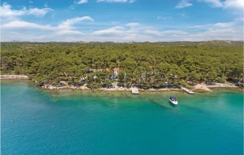 Six-Bedroom Holiday Home In Sibenik