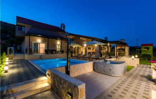 Gorgeous Home In Siveric With Sauna