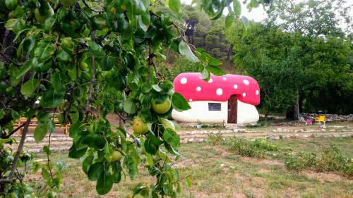Mushroom house - Sleeps 4 - Pets Ok - Parking