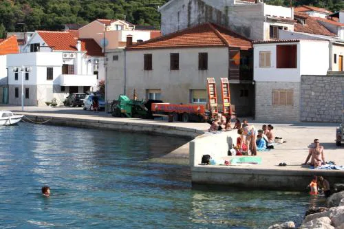 Apartments by the sea Tisno, Murter - 24209