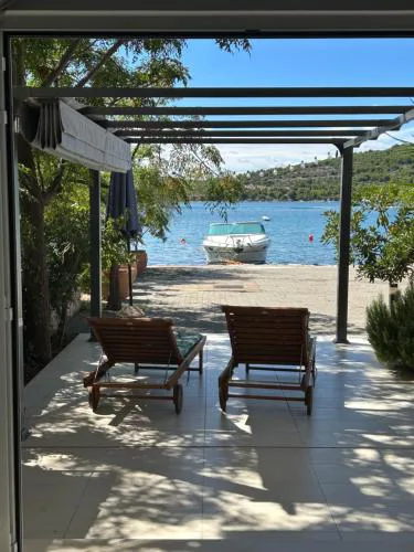 Toma - house by the sea