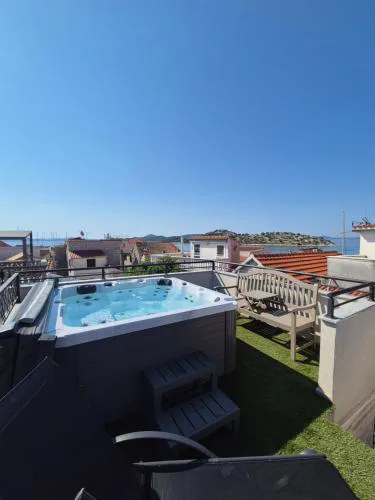 Villa Trebocconi stone house with rooftop Jacuzzi 20m from sea