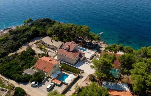 Five-Bedroom Holiday Home In Prizba