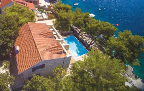 Six-Bedroom Holiday Home In Prizba