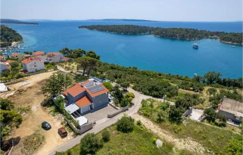Stunning Home In Rab With Jacuzzi