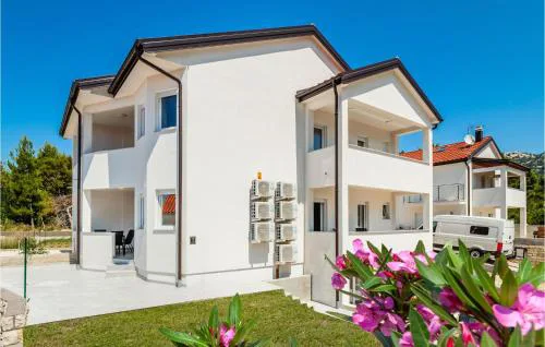 2 Bedroom Cozy Apartment In Banjol