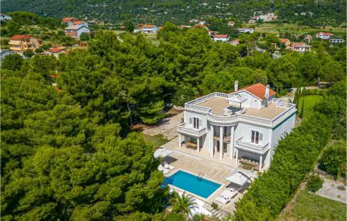 6 Bedroom Lovely Home In Rab