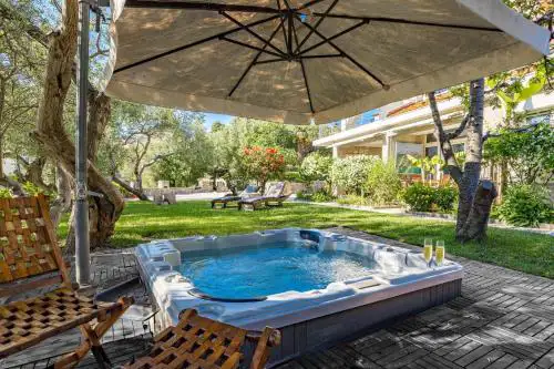 Apartments Blanka - Garden Oasis with Jacuzzi