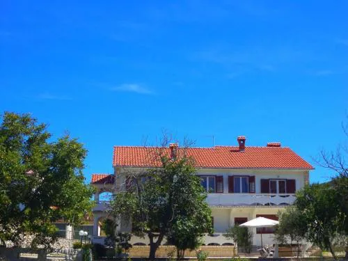 Große Wohnung In Kampor Mit Eigenem Balkon