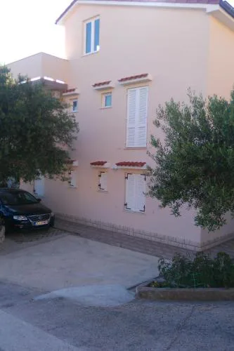 Apartments with parking spaces Banjol, Rab - 4956