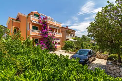 Apartments with parking spaces Barbat, Rab - 20080