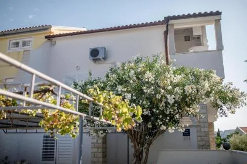 Apartments with a parking space Barbat, Rab - 23817
