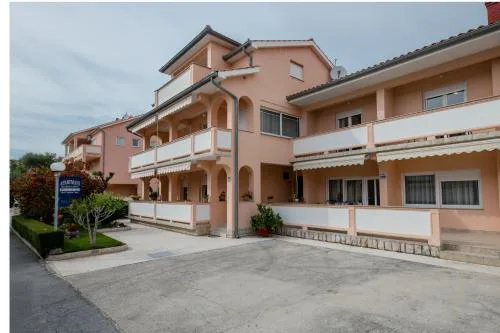 Apartments with parking spaces Palit, Rab - 4970