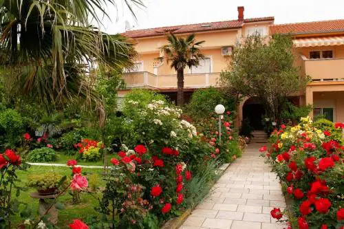 Apartments with parking spaces Palit, Rab - 5028
