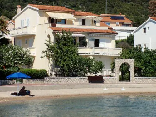 Gelbes Haus, Einzimmerwohnung am Meer