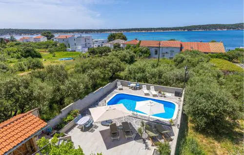 Lovely Apartment In Rab With Wifi