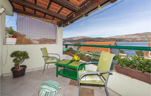 2 Bedroom Lovely Apartment In Mastrinka