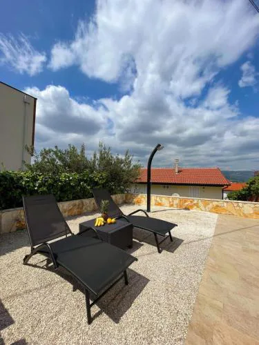 Apartment Tina, Modern, Private SeaView Outdoor Terrace, BBQ, close to beach, 2 bedrooms