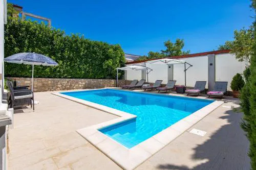 House Rose With Private Pool And Garden - Happy Rentals