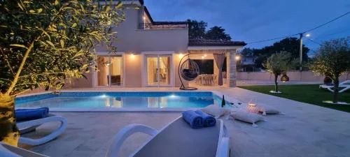 Villa Lukas&Ana s bazenom,dječjim igralištem