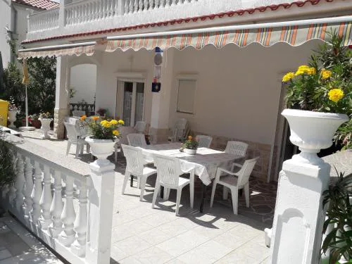 Fewo Daisy mit Pool,Garten ,Grill ,excellent location close to Rab