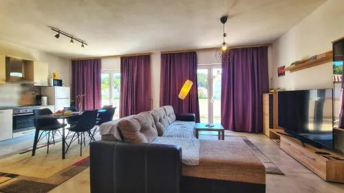 Große Wohnung In Palit Mit Privatem Balkon