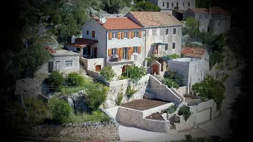 Nautilus-Bay Steinhaus im Dorf von Zavala für 2-7 Personen, 3 Schlafzimmer
