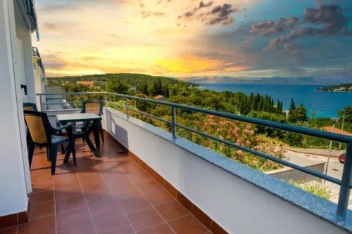 Central Gem: Sea-View + Parking