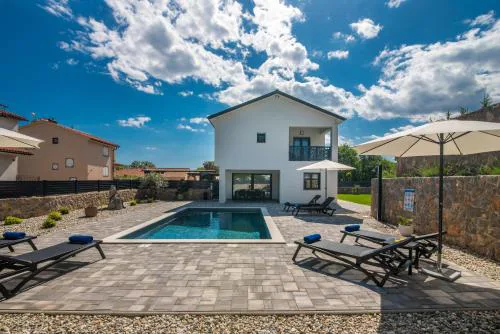 Villa Taralis with heated pool