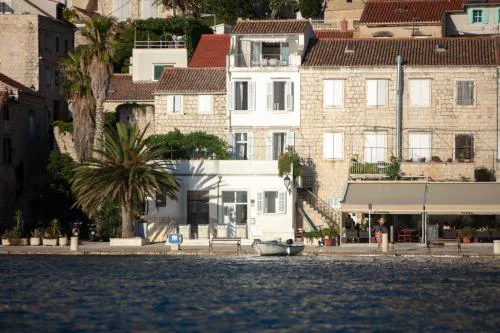 Villa Riva, Vis