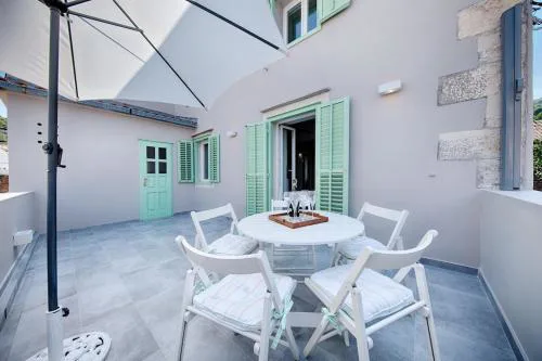 Zoia's Kut House