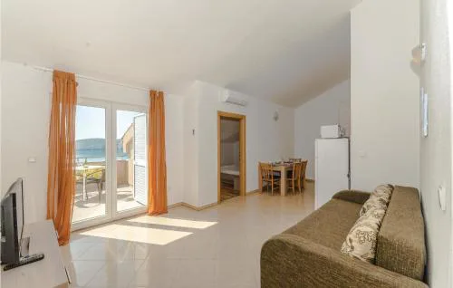 1 Bedroom Awesome Apartment In Vlasici