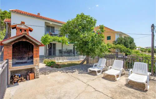 Amazing Apartment In Vlasici