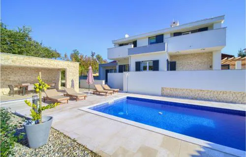 3 Bedroom Nice Home In Risika