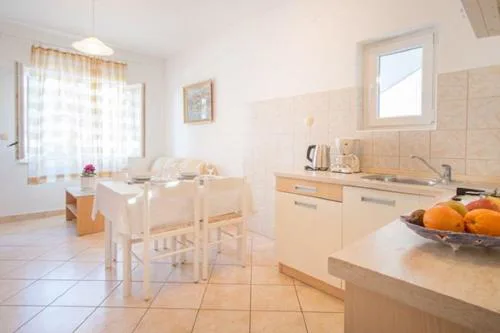 Apartment and Rooms Luka