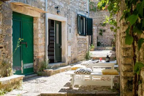 Picturesque Stonehouse in a Knockout Location