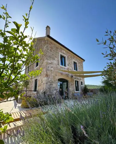 Villa Šjora - ''Autentic Dalmatian Stone Villa with Private Garden & BBQ''