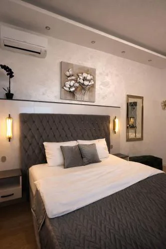 Bellamy-modern studio apartment,free garage